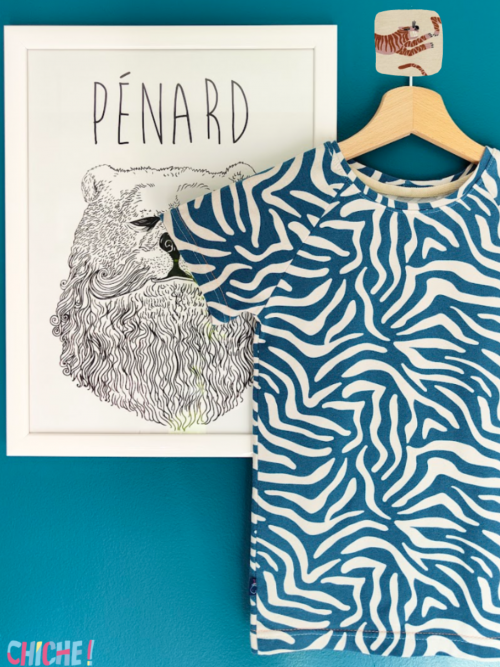 T-shirt Chiche : Motif Pelage de Tigre Bleu en Coton Biologique, Ourlet Fluo et Étiquette Bonhomme Chiche.