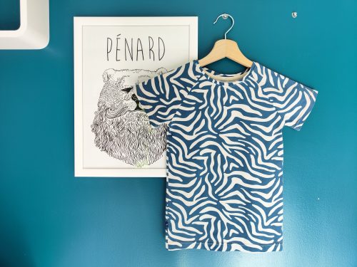 T-shirt Chiche : Motif Pelage de Tigre Bleu en Coton Biologique, Ourlet Fluo et Étiquette Bonhomme Chiche.